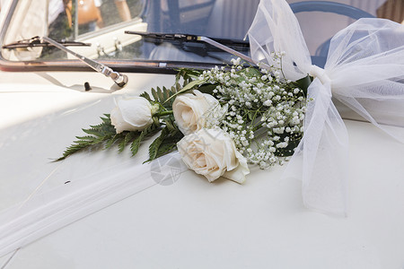 2019年8月 意大利加尔达湖Malcesine玫瑰庆典旅行市场货币花束游客婚礼蓝色花朵背景图片