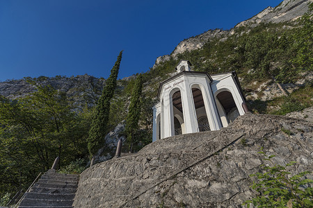 意大利 欧洲 2019 年 8 月 Santa Barb 教堂日落失效时间矿工天空水电堡垒植物蓝色背景图片