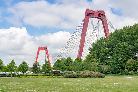 红电缆桥从公园对蓝天高清图片