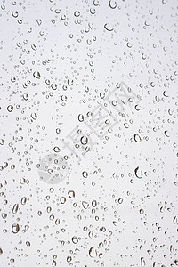 窗户上下着雨滴反射天气玻璃水滴团体气泡液体灰色背景图片