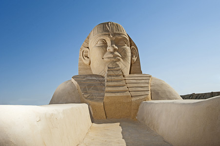 堆沙雕伟大的埃及狮身人面像的大沙土雕塑雕像蓝色工匠地标沙雕吸引力主题公园精神艺术品黄色背景