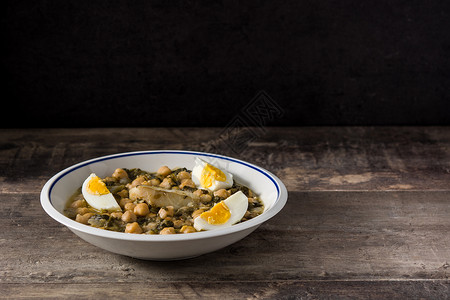 圣周用菠菜和鳕鱼炖鸡肉菠菜食物盘子粮食食谱波塔背景