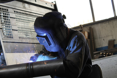焊接器金属工程保险焊接作坊火花生产建造手电筒动作背景图片
