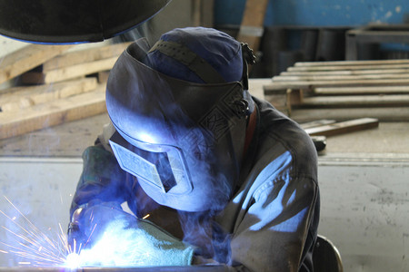 焊接器工程保险工作服生产男人焊接灼伤合金预热工作背景图片