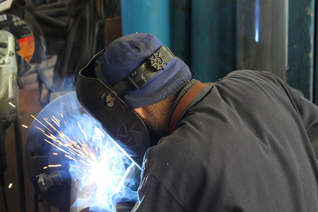 预热焊接器生产手套气体灼伤金属工人手电筒作坊焊缝合金背景
