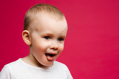 滑稽男孩舌头的情感肖像高清图片