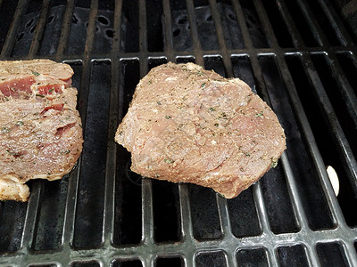 烤肉烧烤炉煮牛肉或牛排美味烹饪炙烤牛扒午餐烧烤背景图片