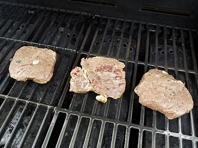 烤肉烧烤炉煮牛肉或牛排炙烤烹饪烧烤午餐美味牛扒背景图片