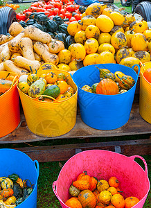 当地农民市场拖车卡车上水桶里新鲜新鲜健康水果和蔬菜高清图片