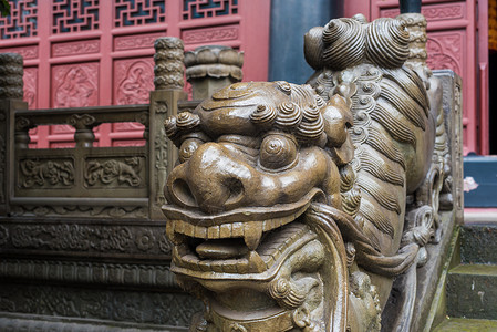 寺庙楼梯上的狮子石雕像背景图片