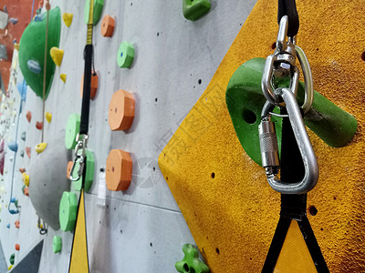 在室内的人造墙上攀爬 攀岩设备 CrossFit 绳索和 用于在陡峭的岩石 极限运动和抱石概念上向上移动安全公园训练冒险操场爱好背景图片
