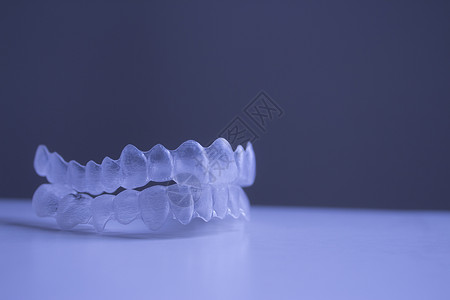 错位隐形牙套牙齿塑料牙套由 Gema Ib 提供调整人类健康摄影照片牙科设备艺术牙医背景