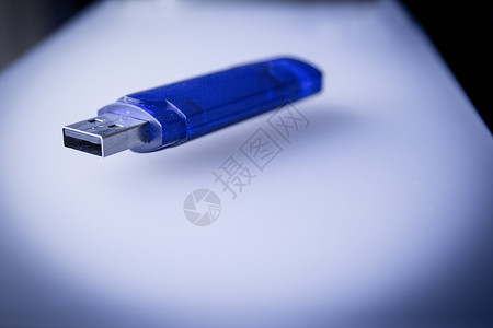 USB闪存盘漂浮的蓝色usb内存波罗Gema Ibarra背景