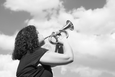 女人吹号角管子音乐小号艺术家白色女性乐器爵士乐黄铜金属背景图片