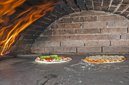 披萨在烤炉里做饭背景图片