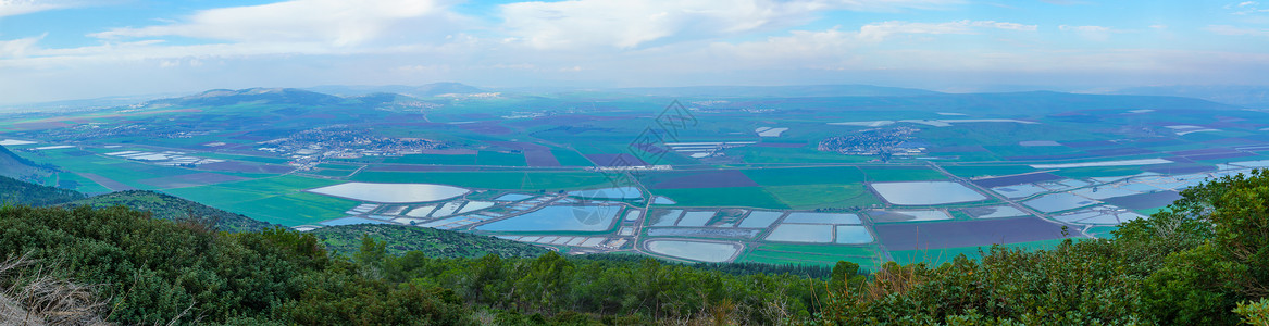 Jezreel Val东部地貌景观和农村全景草地风景旅行圣地禁忌天空爬坡鱼池国家水池背景图片