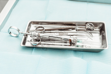 金属矫正牙科工具 牙科工作场所的成套设备 保健和医药 以及牙齿疾病治疗矫正牙疼刮刀工装乐器健康内阁背景