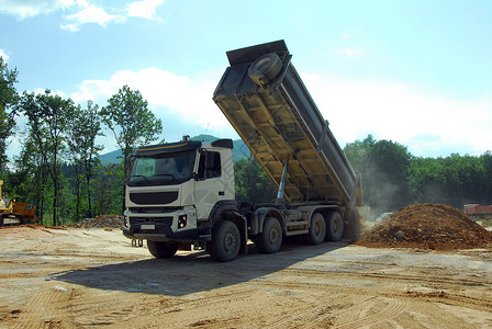 工作时大卡车小费土壤机器工程司机商业车辆石头材料劳动力量背景图片