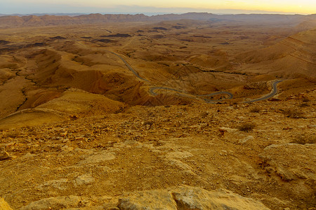 大火山坑的日落视图公园地质学侵蚀沙漠内盖夫地球砂岩岩石石灰石地貌背景