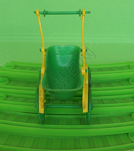 玩具婴儿推椅绿色婴儿车脚步塑料孩子们孩子楼梯游戏背景图片