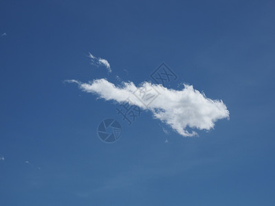 蓝天与积云天空空白白色天气背景图片
