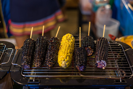 泰国街头食品中灰色玉米和紫色玉米餐厅农场营养厨房烧烤街道市场棒子农业水果背景图片