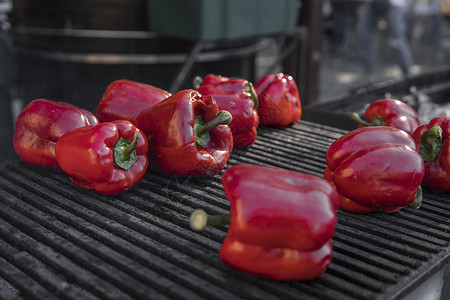红辣椒在烤架上做饭 健康素食餐煤炭辣椒食欲食物香料烹饪美食盘子饮食乡村背景图片