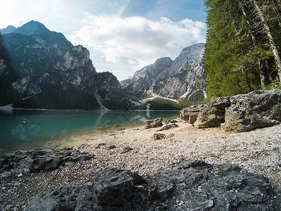 布雷斯湖的壮丽景色 与夏季森林和山脉反映在地表湖水多洛米蒂阿尔卑斯山 意大利 欧洲 在5 hero5 上拍摄风景岩石天空旅行旅游背景