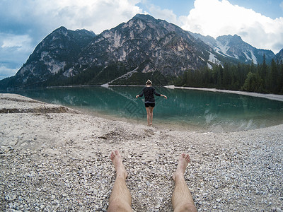 男人的腿和女人站在的壮丽景色中 山脉倒映在意大利白云岩阿尔卑斯山的湖水中 在5 hero5 上拍摄 徒步旅行和冒险森林男性远足探背景