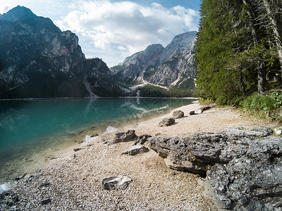 布雷斯湖的壮丽景色 与夏季森林和山脉反映在地表湖水多洛米蒂阿尔卑斯山 意大利 欧洲 在5 hero5 上拍摄公园假期蓝色旅游木头背景