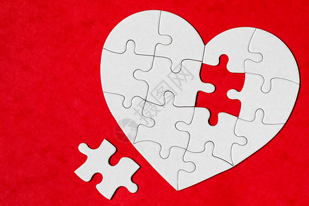 颜色背景上的心形拼图拼图 谜题心脏青年周年木头拼图游戏热情恋人心碎情人桌子爱心背景图片