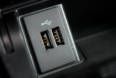 汽车面板的USB 端口技术控制板金属安慰黑色宏观插座手机港口收费背景图片