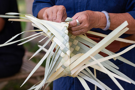 村民们将竹条编织成不同形式 供泰国曼谷社区民众日常使用的器具 泰国手工制品条纹智慧工艺篮子竹子民间手工业木头稻草棕色背景图片