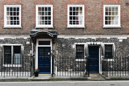 伦敦市中心区的典型街头景象 有家庭住所天空英语入口文化住宅房子住房建筑学建筑社区背景