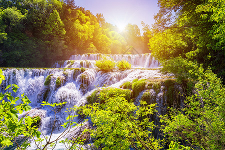 克尔卡瀑布达马特Krka国家公园美丽的瀑布旅行森林名胜池塘旅游流动景观桥梁河水溪流背景