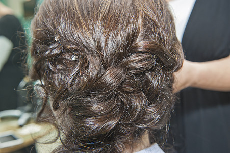 特写妇女头发的发型理发师沙龙美发黑色美容院女孩理发形象女性造型背景图片