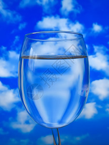 天空中的水杯饮料蓝色液体白色背景图片