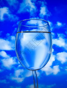 天空中的水杯白色蓝色液体饮料背景图片
