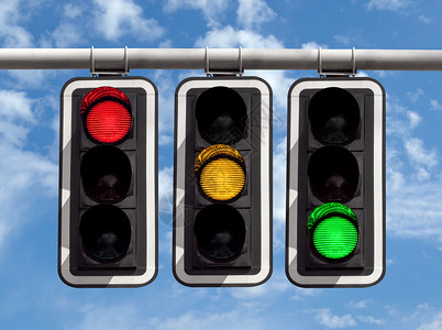 红绿灯三色交通灯光     红黄绿色对天背景