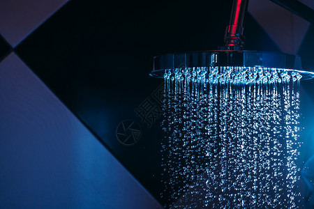 在淋浴中用蓝色的里盖从水罐落下的水滴卫生跑步喷射合金溪流蒸汽浴室液体飞溅洗澡图片