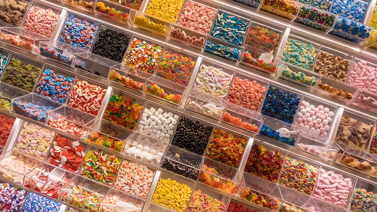 含有许多糖果的自服务显示可乐巧克力味道店铺有机玻璃市场摊位软糖小吃食物背景