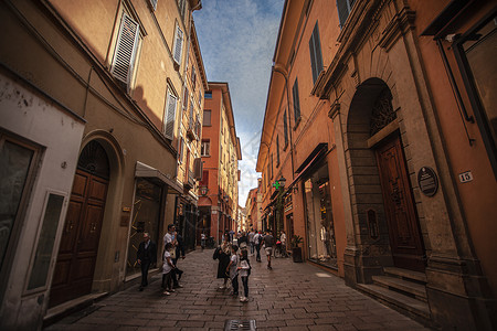 意大利波洛尼亚市的阿勒斯 人行走在意大利高清图片