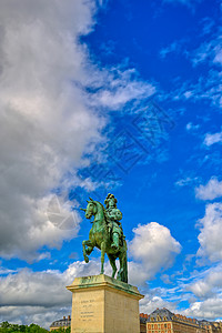 法国凡尔赛王宫正方形历史雕像皇家文化纪念碑地标历史性雕塑旅行背景图片
