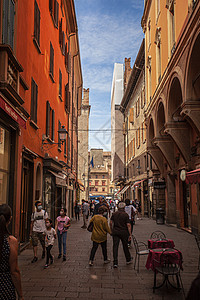 意大利博洛尼亚市的阿勒斯 人们步行4人高清图片