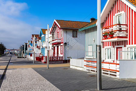 在葡萄牙阿维罗的科斯塔诺瓦街上旅游渔夫阳台条纹海滩建筑学目的地景观房子城市背景