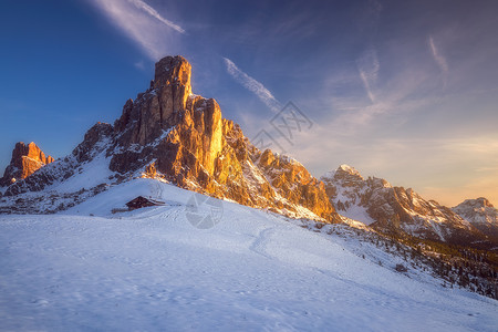 科尔蒂纳丹佩佐美丽的冬季风景 帕索焦和著名的拉古塞拉 努冰川日出天空顶峰地标降雪高山全景山脉日落背景