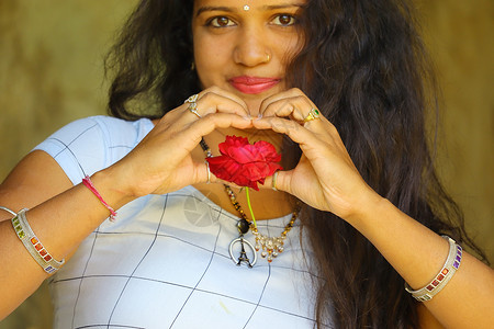 女人心中有玫瑰 用手指和两只手做心的标志背景图片