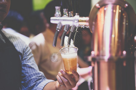 普里克酒吧老板或酒保在啤酒龙头倒啤酒酿造服务调酒师服务员啤酒厂草稿液体派对泡沫命令背景