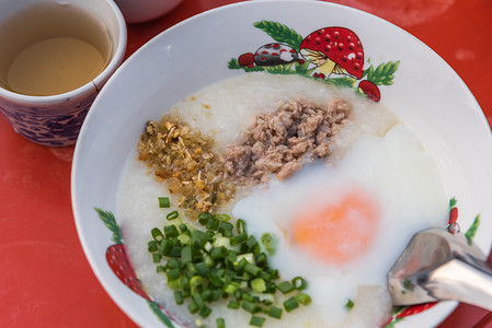 有鸡蛋的冷冻冰粥是亚洲早餐街道勺子文化面团桌子美食稀饭木头市场午餐背景图片