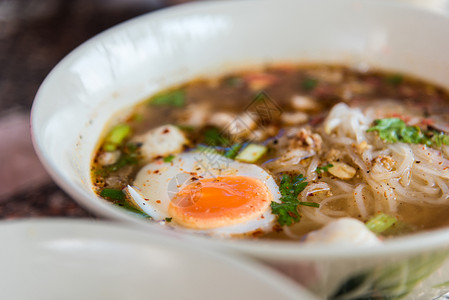 粿条汤市场市场上配有猪肉和鸡蛋的炒面条烹饪美食蔬菜食物街道餐厅盘子午餐文化背景
